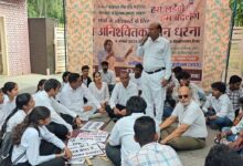 फीस में बढ़ोतरी कर गरीब बच्चों को शिक्षा से वंचित करना चाहती है सरकार : एडवोकेट लाल बहादुर खोवाल 94 Photo Dharna 3